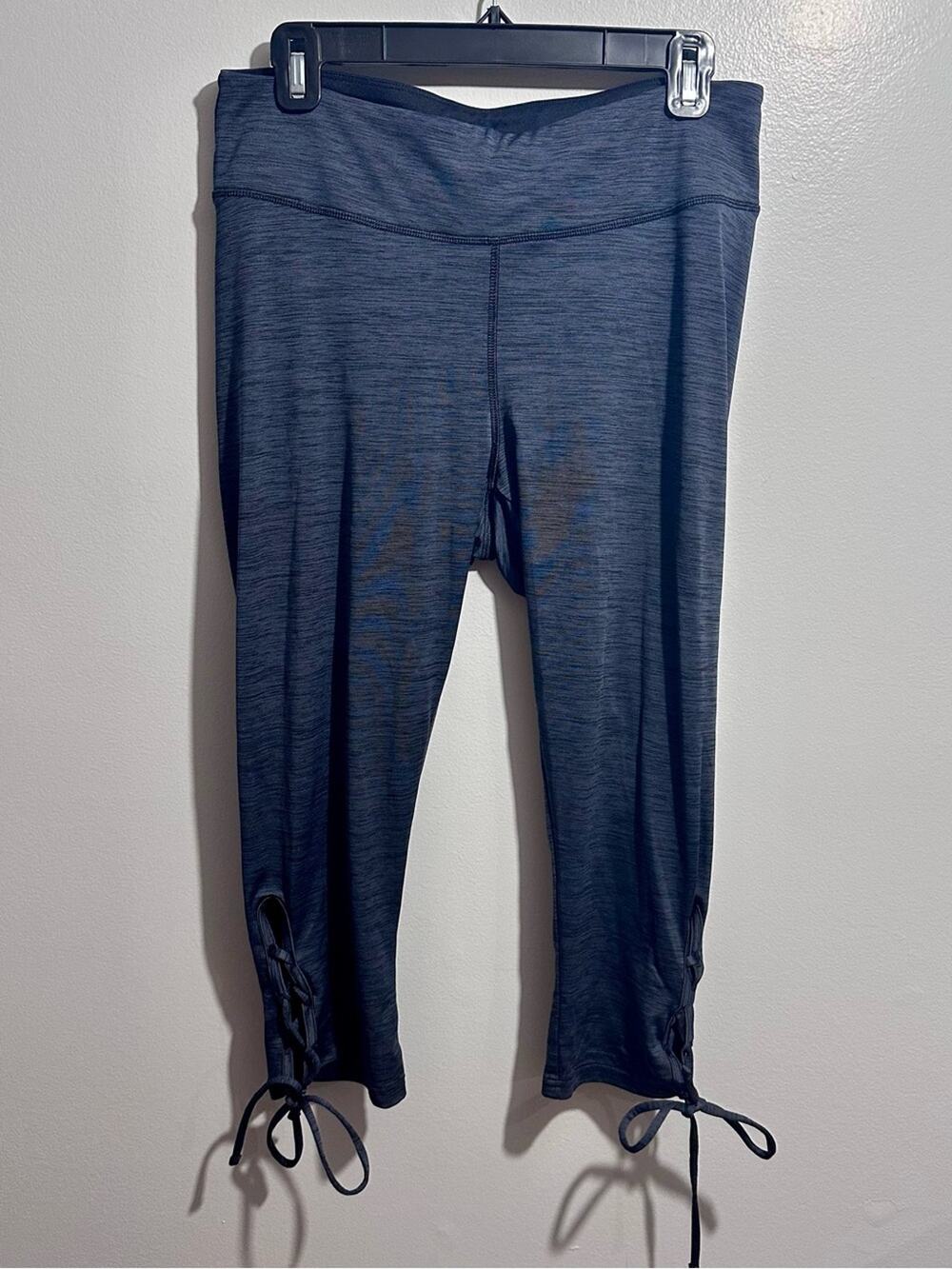 Maurices Heather Grey Capri Leggings with Side Tie Detail Size 0 (1372)